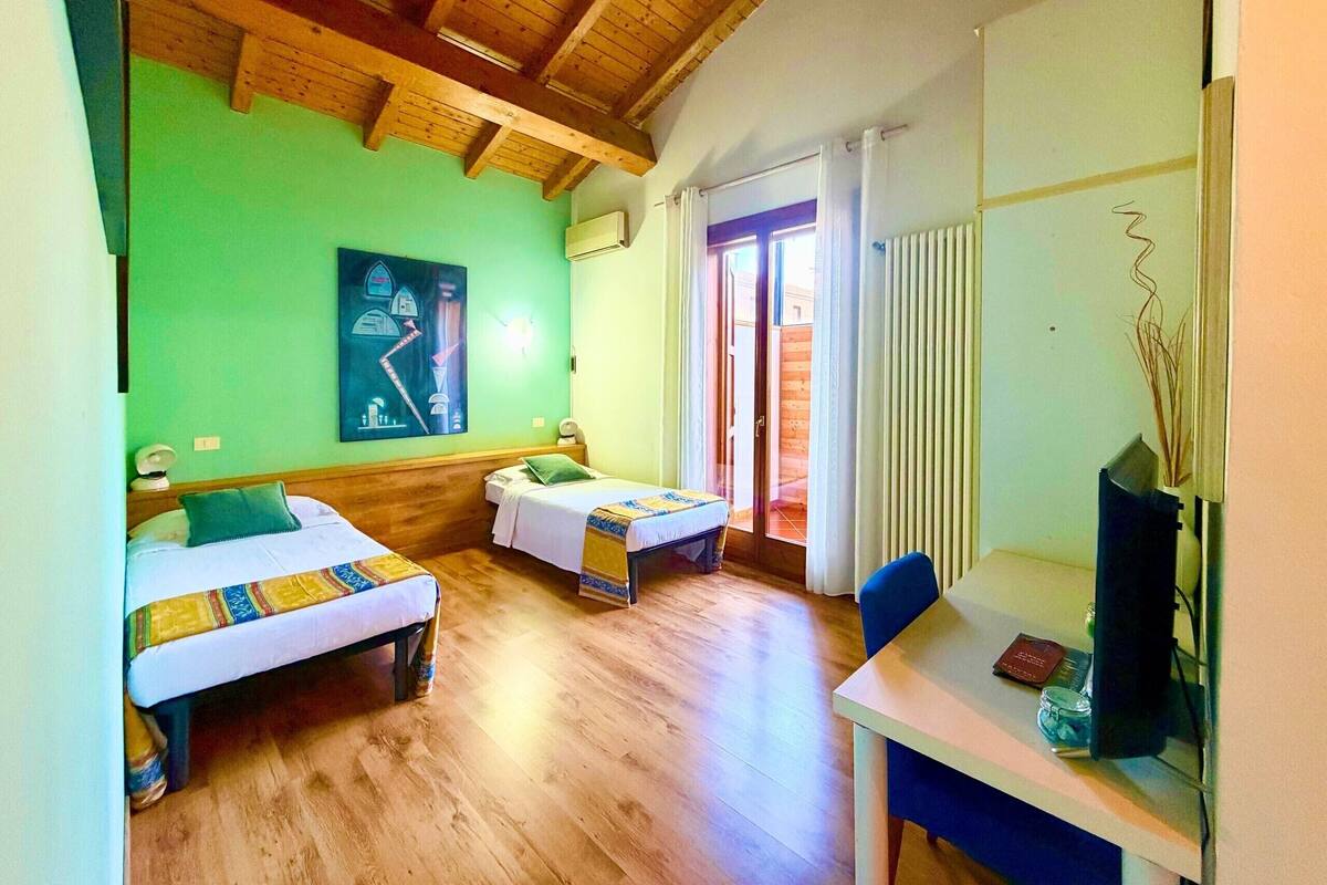Lit parapluie, Wi-Fi gratuit, draps fournis