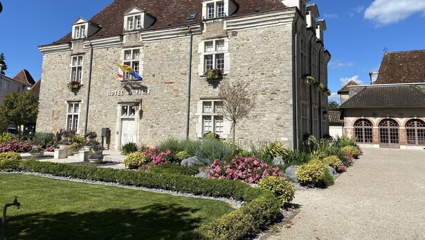 A stone building with a sign reading "HOTEL DE VILLE". - Converted barn/gergergerie in the countryside. (Castelner)