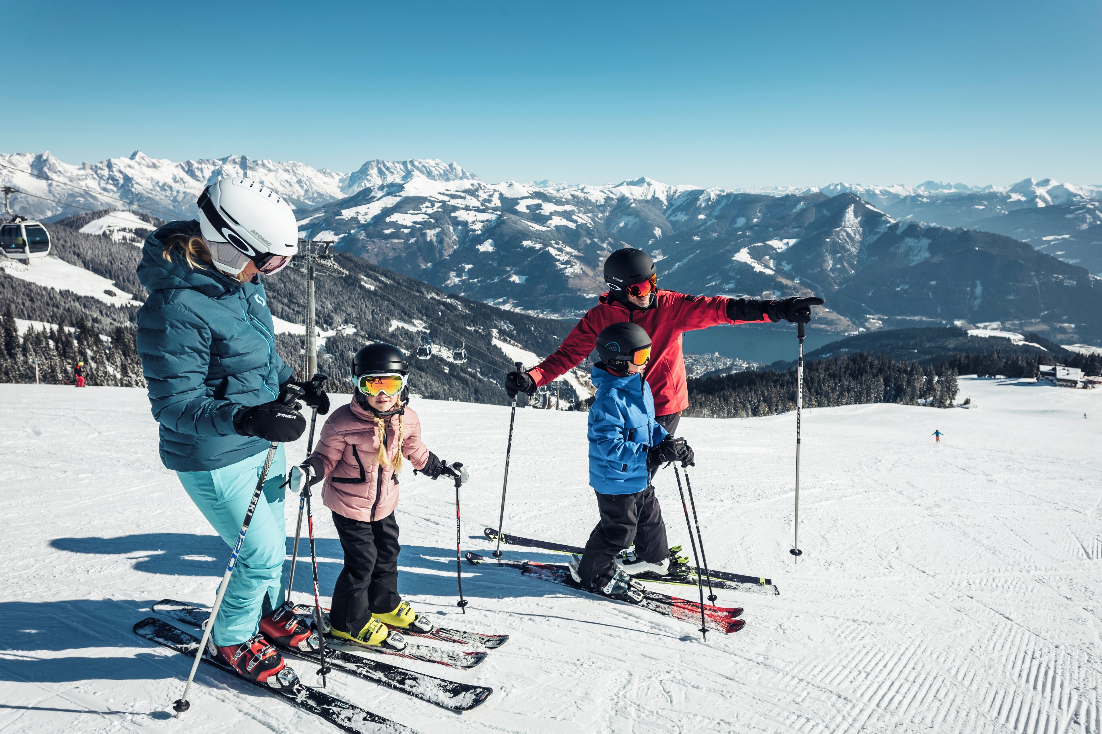 Un grupo de personas en una pista de esquí nevada, con una montaña al fondo.