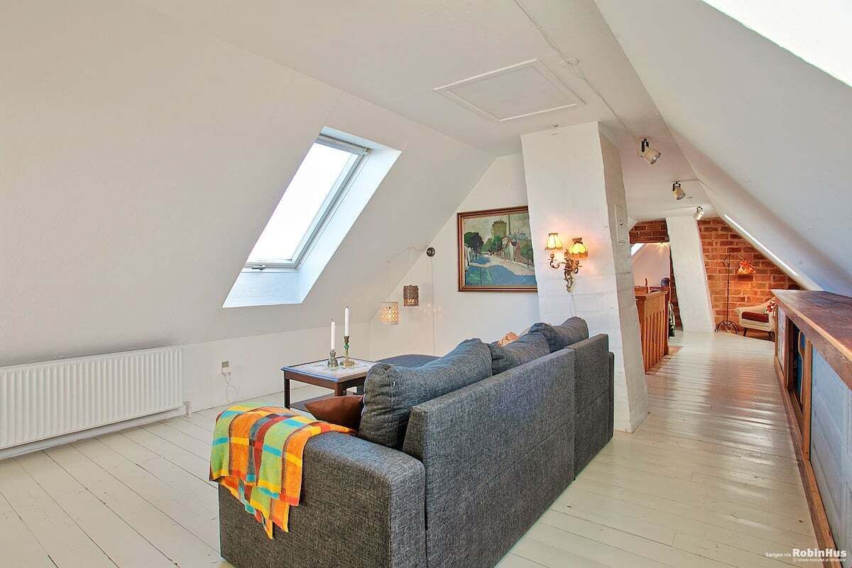 Chimenea, futbolito, libros y estéreo 