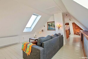 Peis, fotballspill, bøker og stereoanlegg