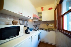 Frigorifero, microonde, forno, piano cottura