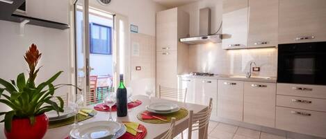 Fridge, oven, stovetop, coffee/tea maker