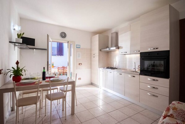 Fridge, oven, stovetop, coffee/tea maker