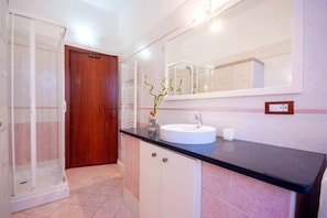 Dusche, Haartrockner, Bidet