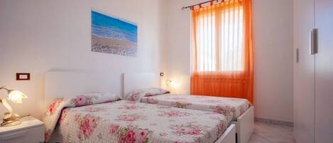 2 bedrooms, travel cot, WiFi