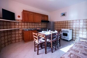 Kühlschrank, Herdplatte, Kochgeschirr/Geschirr/Besteck