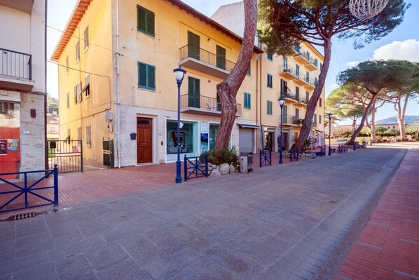Exterior - The "Le Ginestre" apartment is just a 7-minute walk from the beach, directly behind the village of Marina di Campo. Thanks to its convenient location, it is ideal for a walk to the beach, even with a baby carriage, and is situated in a quiet area. (Marina di Campo)