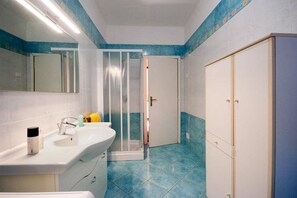Shower, hair dryer, bidet, toilet paper