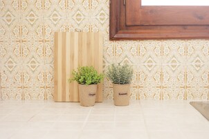 Refrigerador, placa de cocina, tetera/pava eléctrica