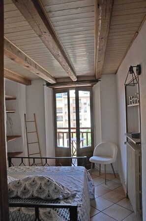 1 chambre, bureau, fer et planche à repasser, lit parapluie