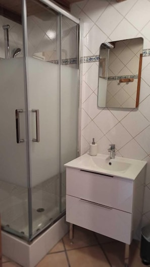 Douche, sèche-cheveux, serviettes fournies, savon