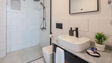 Dusche, Regendusche, Haartrockner, Hausschuhe