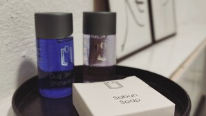 A black tray with two bottles of shower gel and a box of soap. - The Easy Rooms (Antalya)