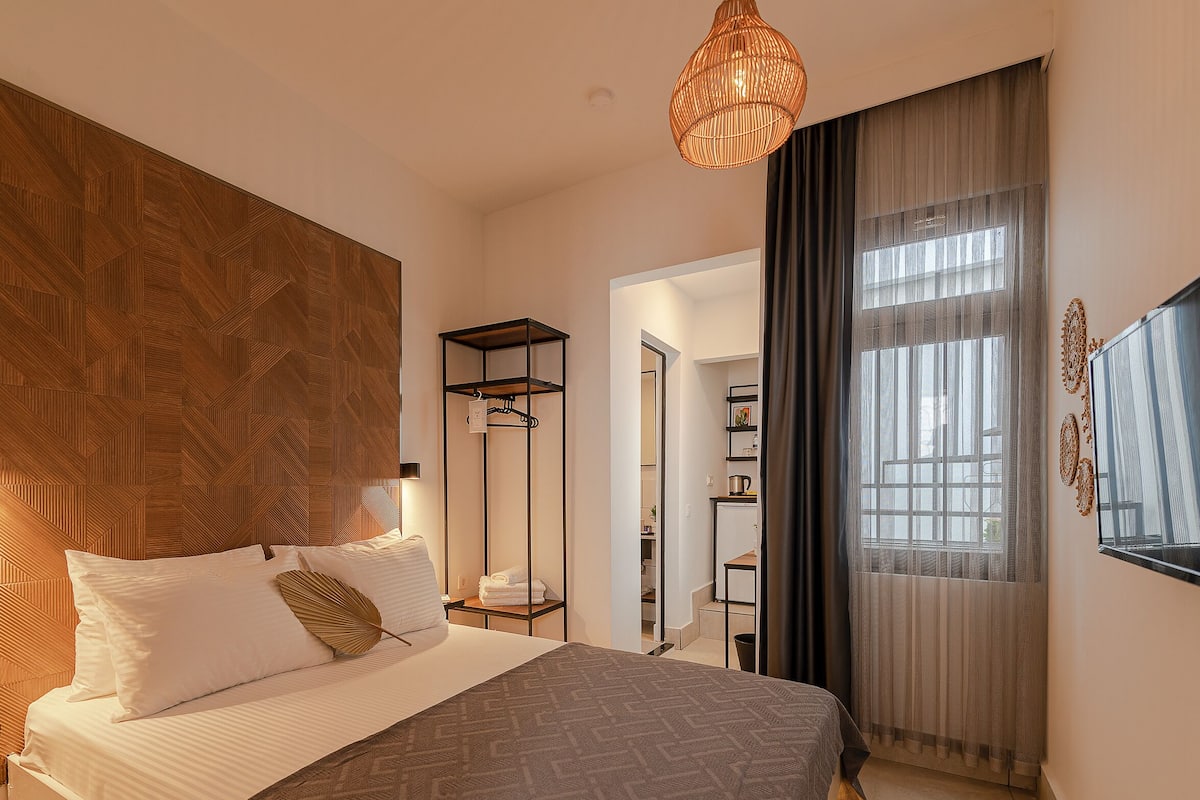 Minibar, free WiFi, bed sheets