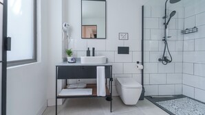 A modern bathroom with a sink, toilet, and shower. - The Easy Rooms (Antalya)