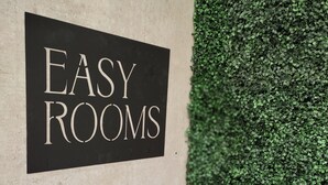 A sign on a wall that reads "EASY ROOMS". - The Easy Rooms (Antalya)