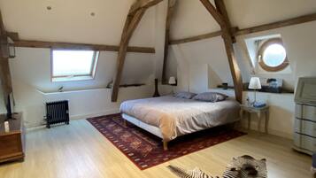 5 chambres, bureau, fer et planche à repasser, lit parapluie