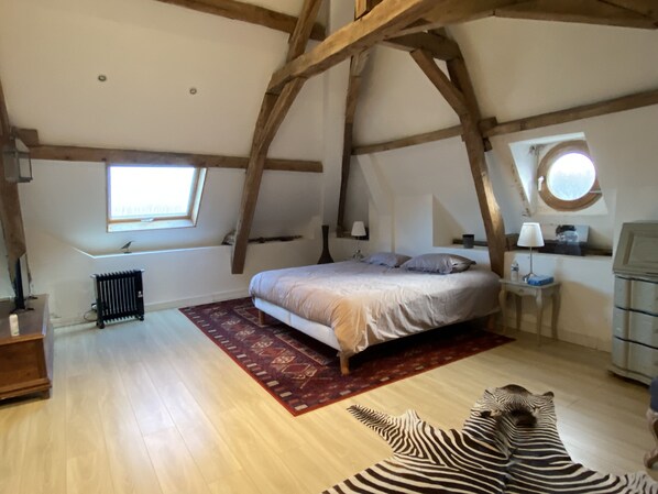 5 bedrooms, desk, iron/ironing board, travel cot