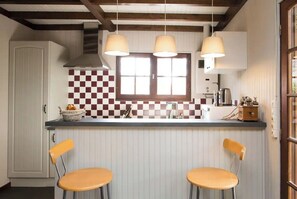 Kylskåp, ugn, diskmaskin och kaffe- och tebryggare
