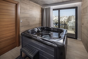 Phòng Suite Presidential | Bộ đồ giường cao cấp, két bảo mật tại phòng, bàn 