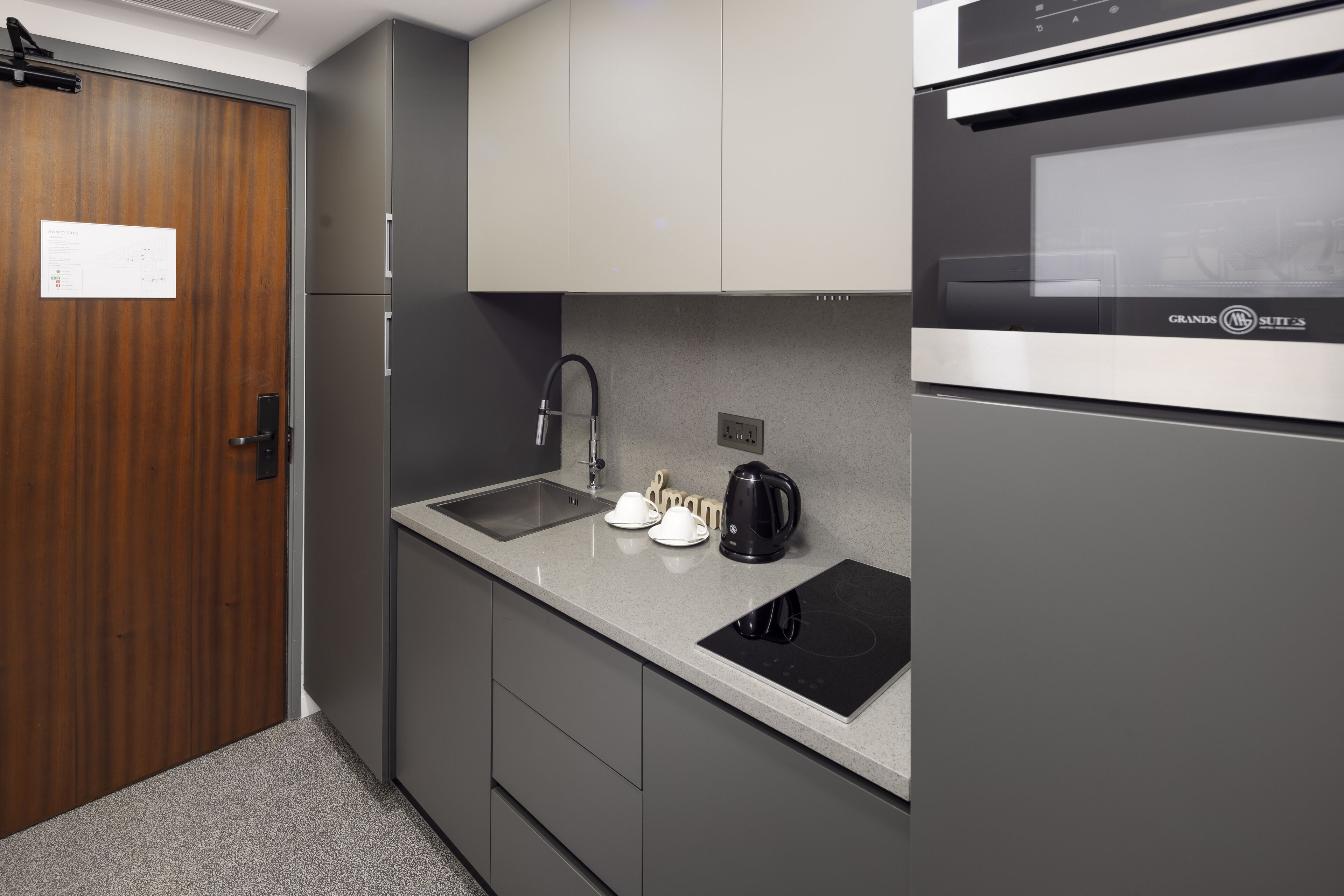 full-sized fridge, microwave, oven, stovetop