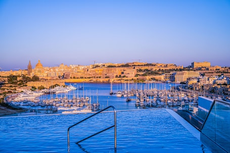 Una piscina techada, una piscina al aire libre de temporada, sombrillas
