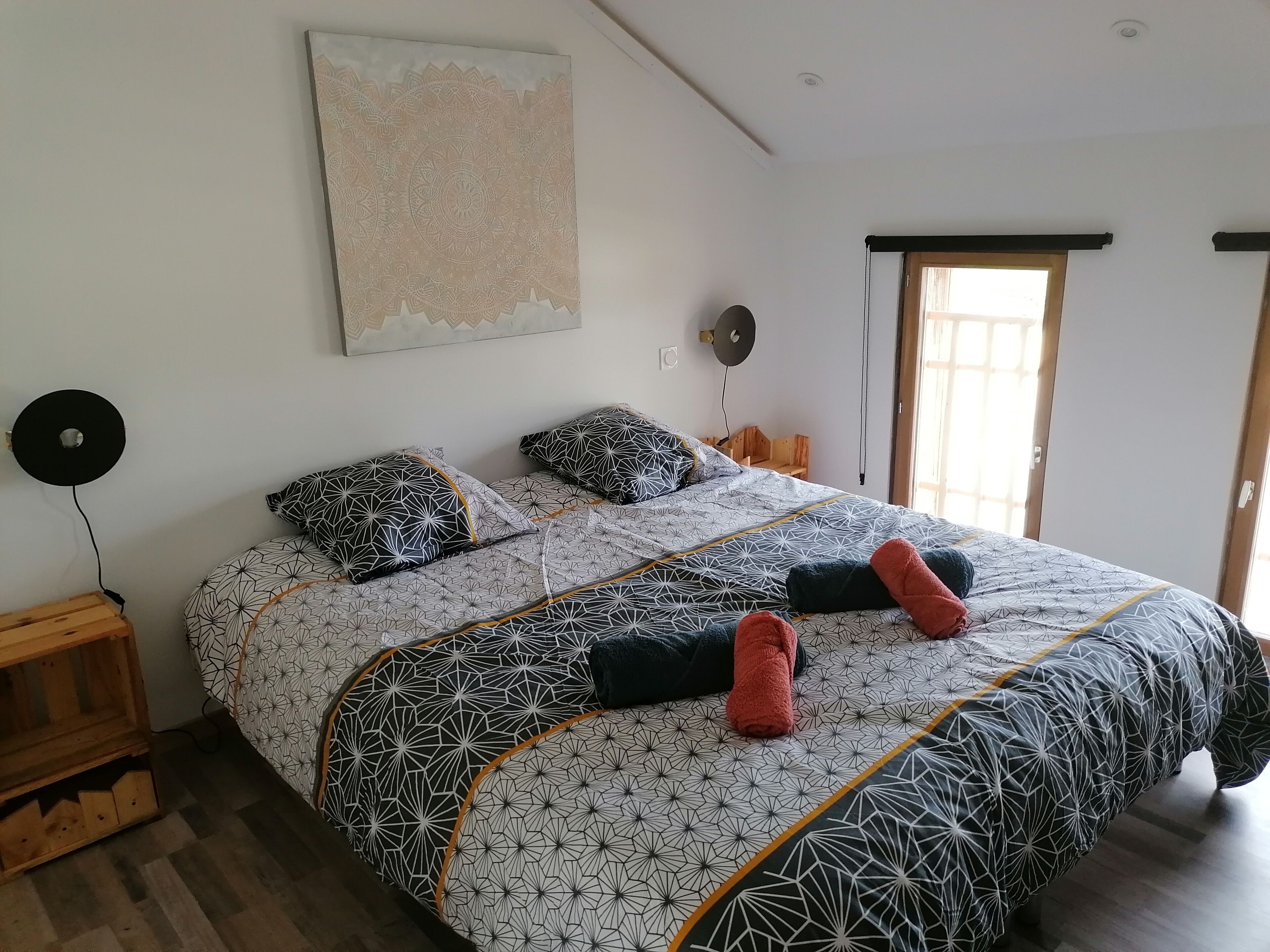 3 soverom, skrivebord, strykejern/-brett og reiseseng for barn