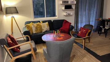 TV, lareira, DVD player, livros