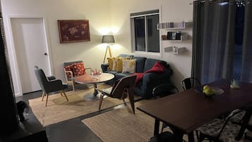 TV, lareira, DVD player, livros