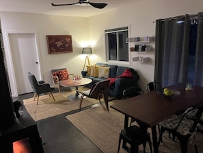 Fernseher, Kamin, DVD-Player, Bücher