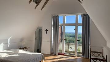 6 bedrooms, free WiFi, bed sheets