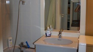 Un baño con bañera, lavabo y espejo.
