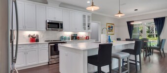 Tallahassee Luxury 4 bedrooms 3.5 baths, King Bed, and Home Movie Theatre