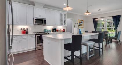 Tallahassee Luxury 4 bedrooms 3.5 baths, King Bed, and Home Movie Theatre