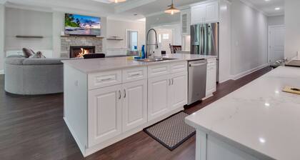 Tallahassee Luxury 4 bedrooms 3.5 baths, King Bed, and Home Movie Theatre