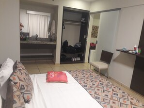 3 bedrooms, in-room safe, free WiFi, bed sheets