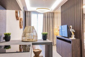 Deluxe Junior Suite Ground Floor | Servicio de comidas en la habitación