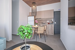 Deluxe Suite 2-Bedroom | Área de sala de estar | Televisión de pantalla plana de 24 pulgadas con canales vía satélite