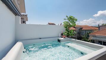 Deluxe Suite 2-Bedroom with Outdoor Jacuzzi | Terrace/patio