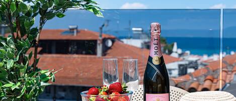 Una mesa con una botella de Moët & Chandon, un bol de fresas y dos copas.