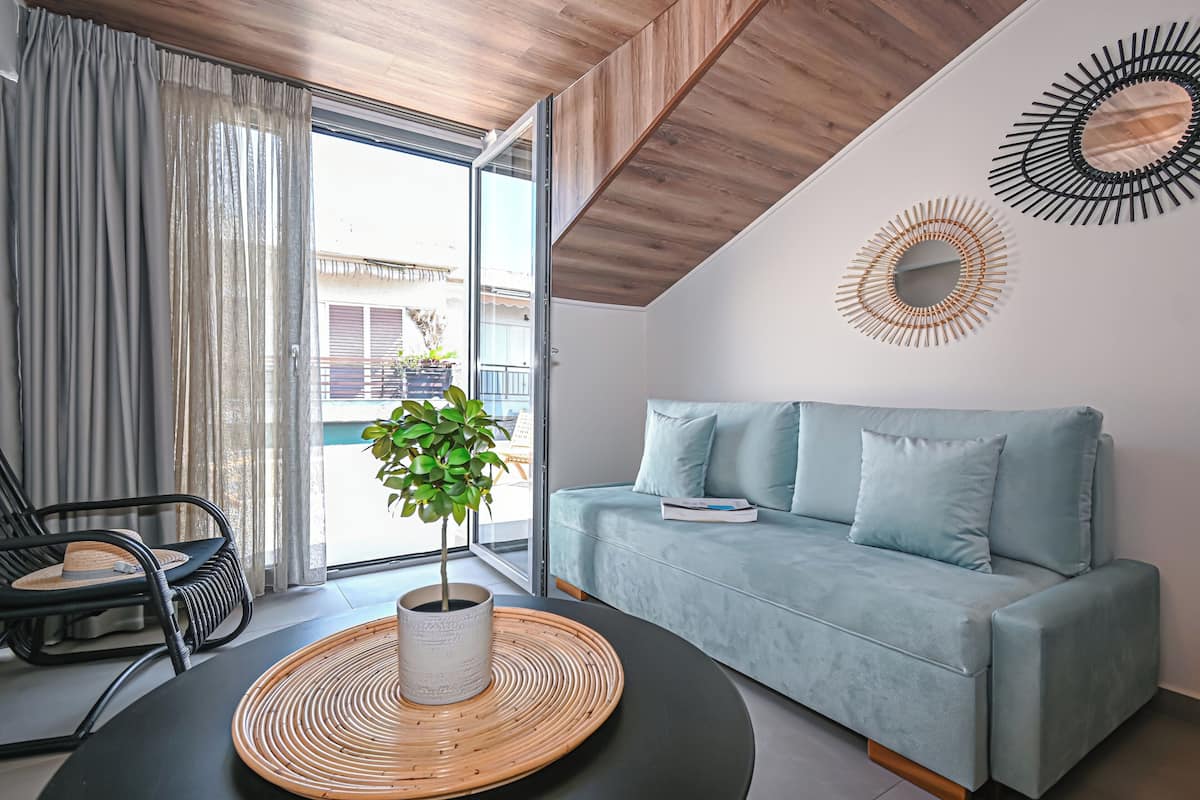 Deluxe Suite 2-Bedroom | 거실 공간 | 위성 채널 시청이 가능한 24인치 평면 TV, TV