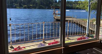 Enjoy waterfront serenity! Boating, swimming, fishing, and wildlife watching at your front door