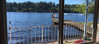 Enjoy waterfront serenity! Boating, swimming, fishing, and wildlife watching at your front door