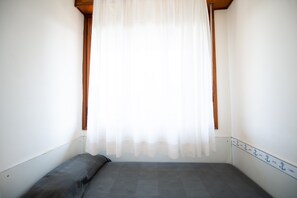 2 habitaciones, cuna de viaje y ropa de cama 