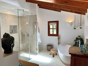 Badewanne, Bidet, Handtücher