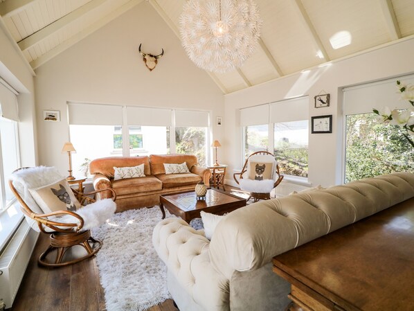 Cottage | Living room - Wisteria Cottage (Annagry)