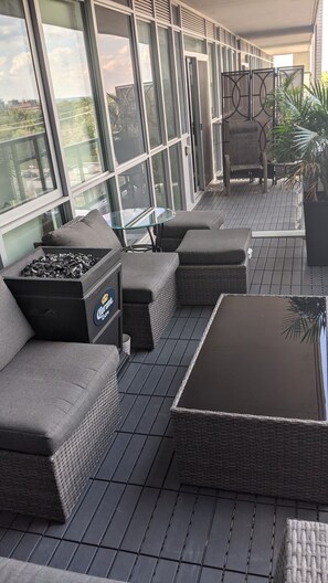 Terrace/patio - Luxury Condo- GO station, GYM, Pool, BBQs (Burlington)
