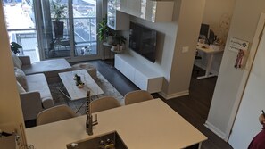 Smart TV, foosball, computer monitors - Luxury Condo- GO station, GYM, Pool, BBQs (Burlington)