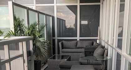 Luxury Condo- GO station, GYM, Pool, BBQs